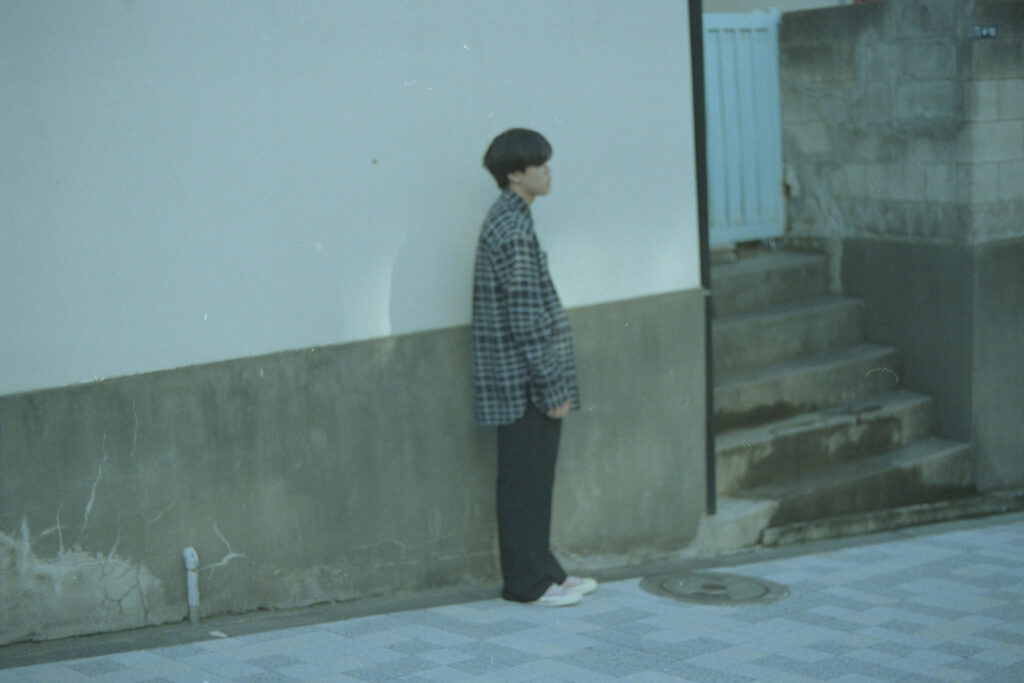 夢を泳ぎ、孤独と向き合う──  20歳の気鋭アーティストが 自分をさらけ出した初コンセプトアルバム